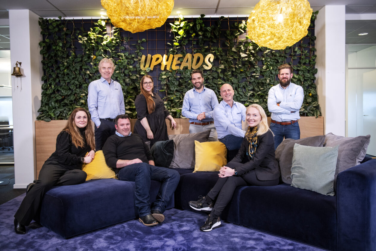 Ledergruppen i Upheads samlet i sofaen
