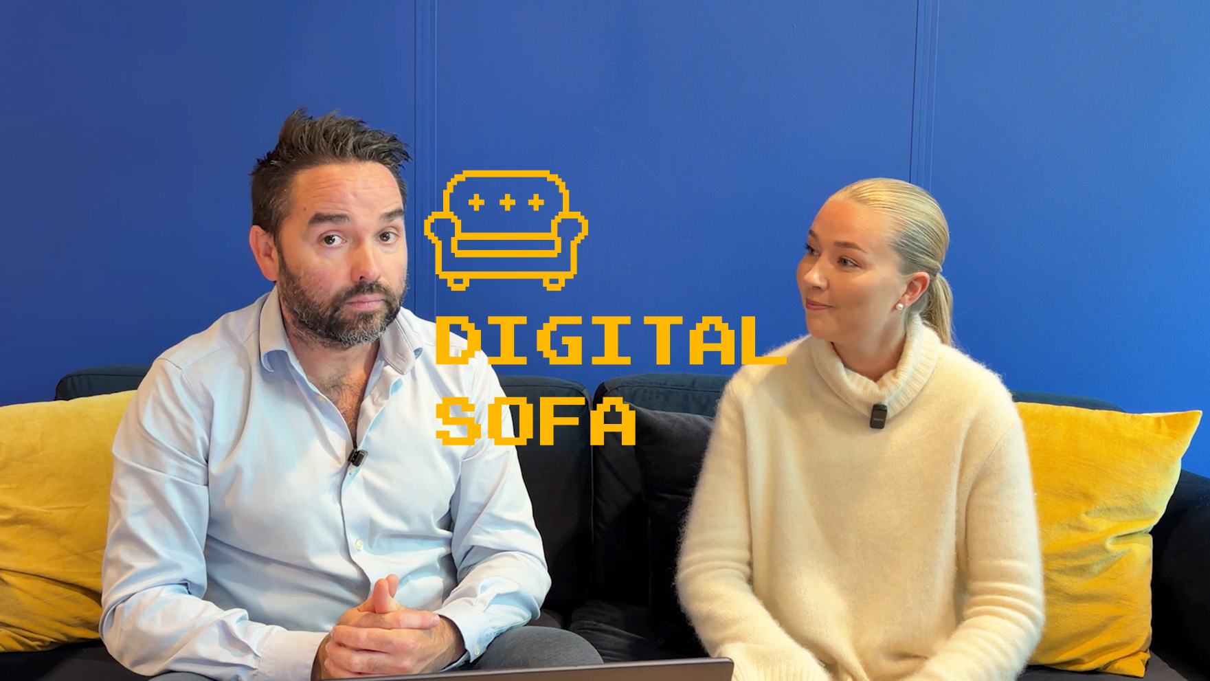 CTO i Upheads Henning og Sofie sitter i en sofa og snakker om Upheads sin nyeste tjeneste, AI-kuben